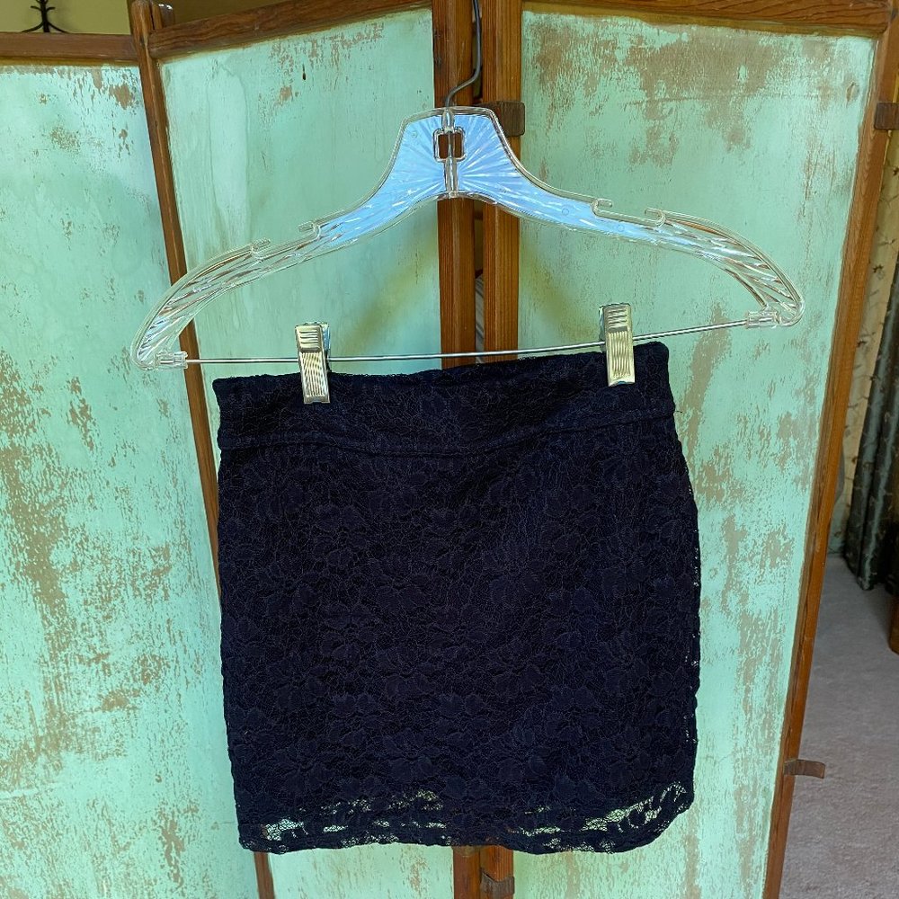Forever21 Junior's Size small lace navy blue skirt